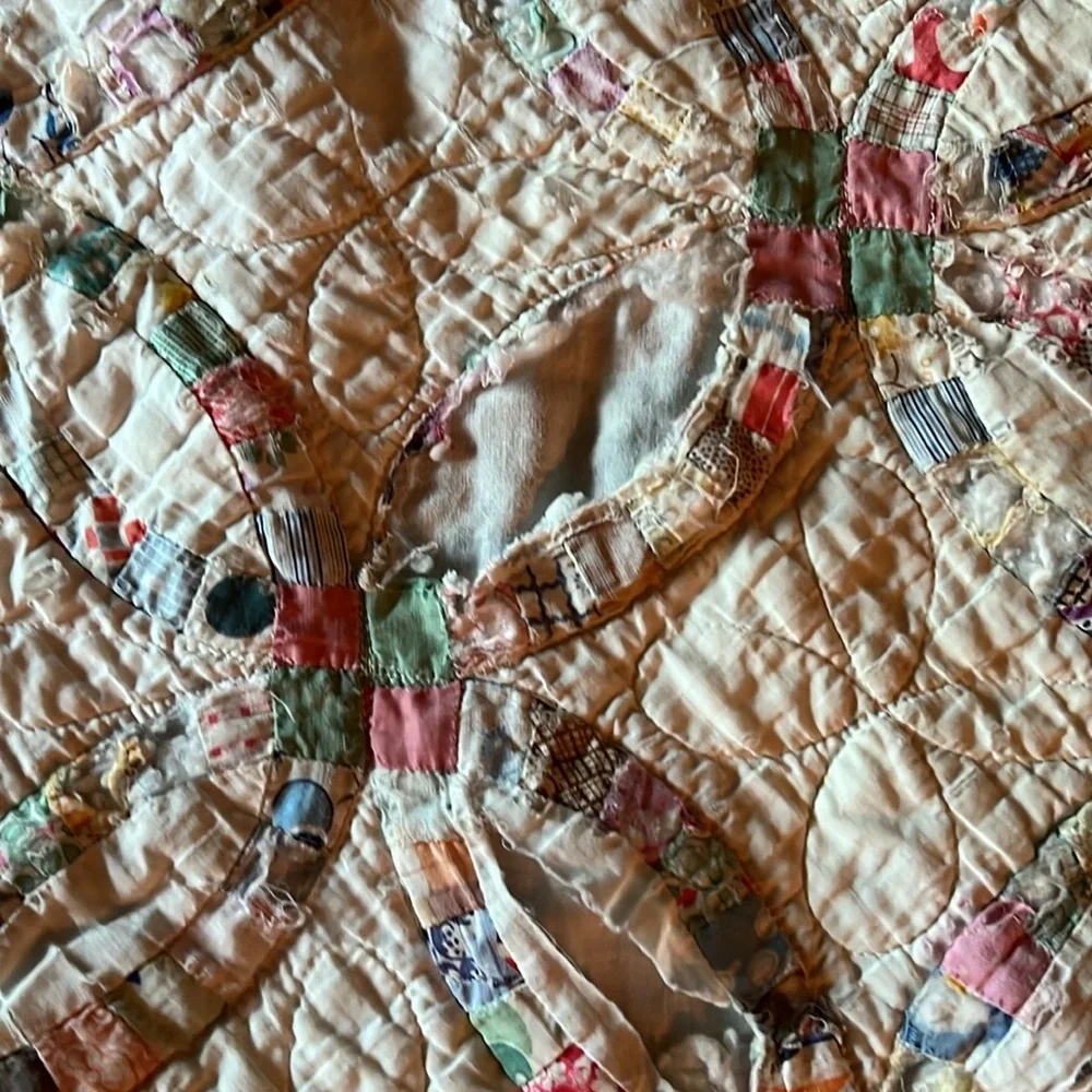Gorgeous Antique wedding ring quilt 70” x 76”